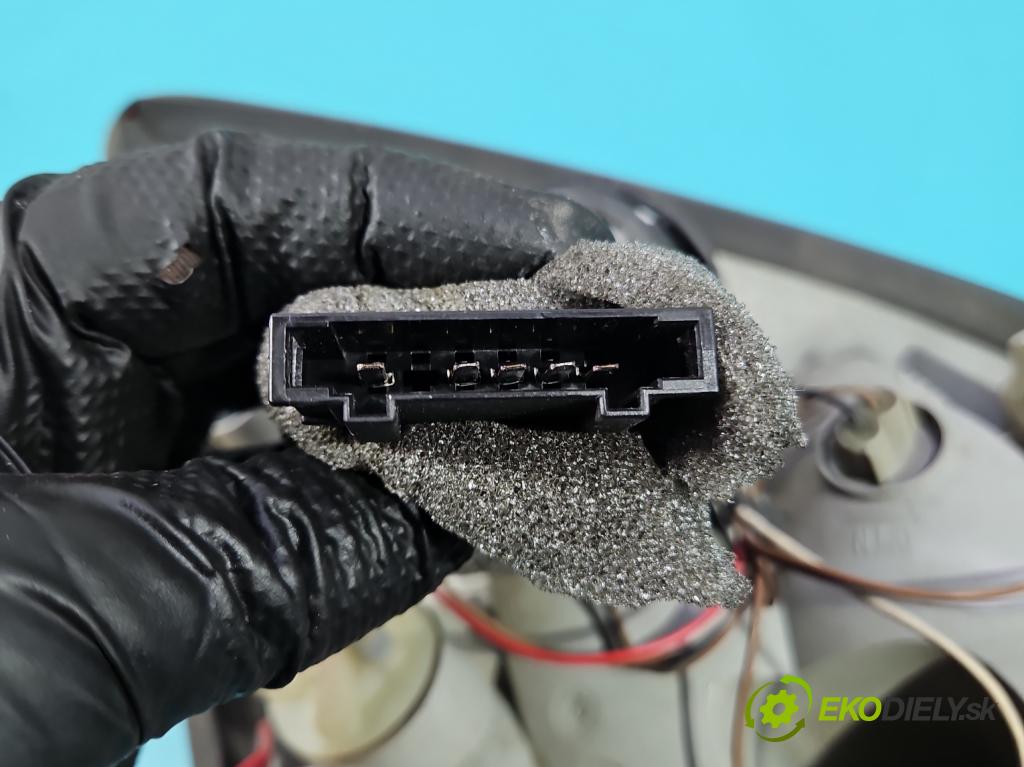 Skoda Fabia II 2007-2014 1.6 tdi 105 HP manual 77 kW 1598 cm3 5- svetlo / reflektor zadné ľavé 5J6945095 (Kľučka dverí ostatné)