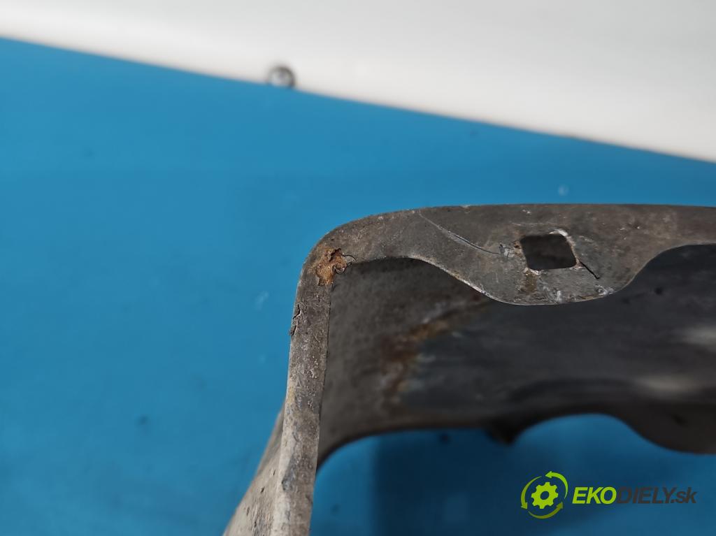 Toyota Corolla E12 2001-2009 2.0 D4D 90 HP manual 66 kW 1995 cm3 5- blatník predné pravý  (Kľučka dverí ostatné)