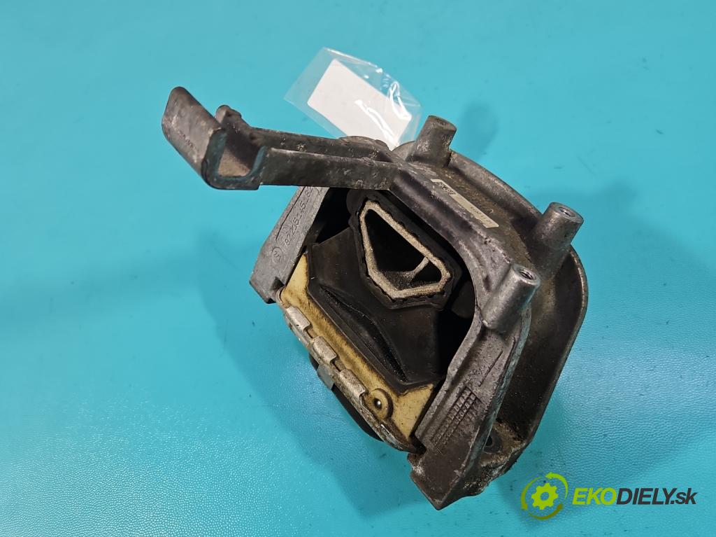 Vw Passat B8 2014 - 2.0 tdi 150 hp automatic 110 kW 1968 cm3 5- Polštář: motoru 3Q0199262J (Držák motoru)