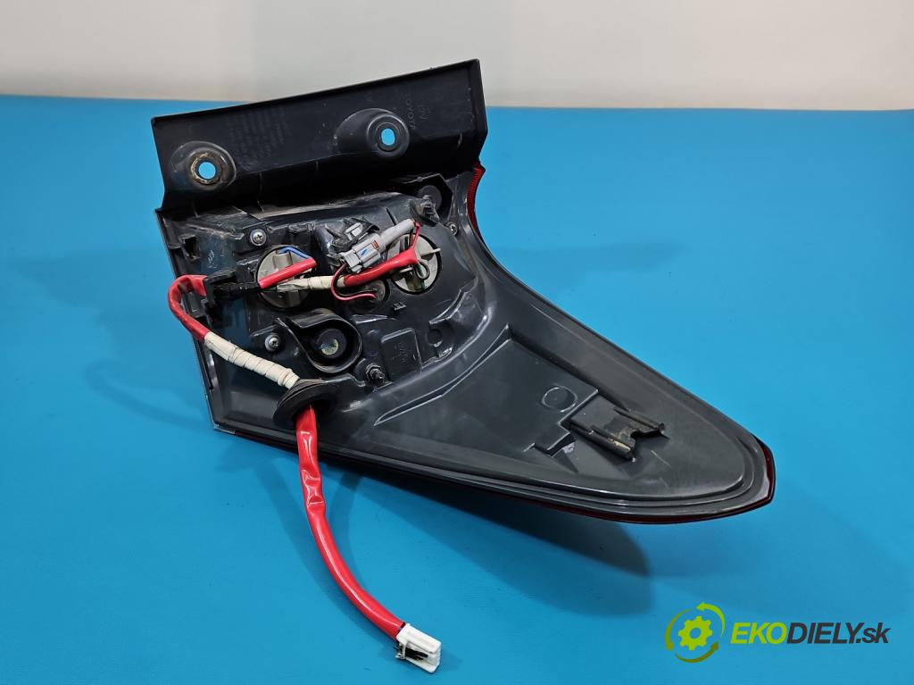 Toyota Auris II 2012-2018 1.6 16V 132  HP manual 97 kW 1598 cm3 5- svetlo / reflektor zadné ľavé 02-353 (Kľučka dverí ostatné)