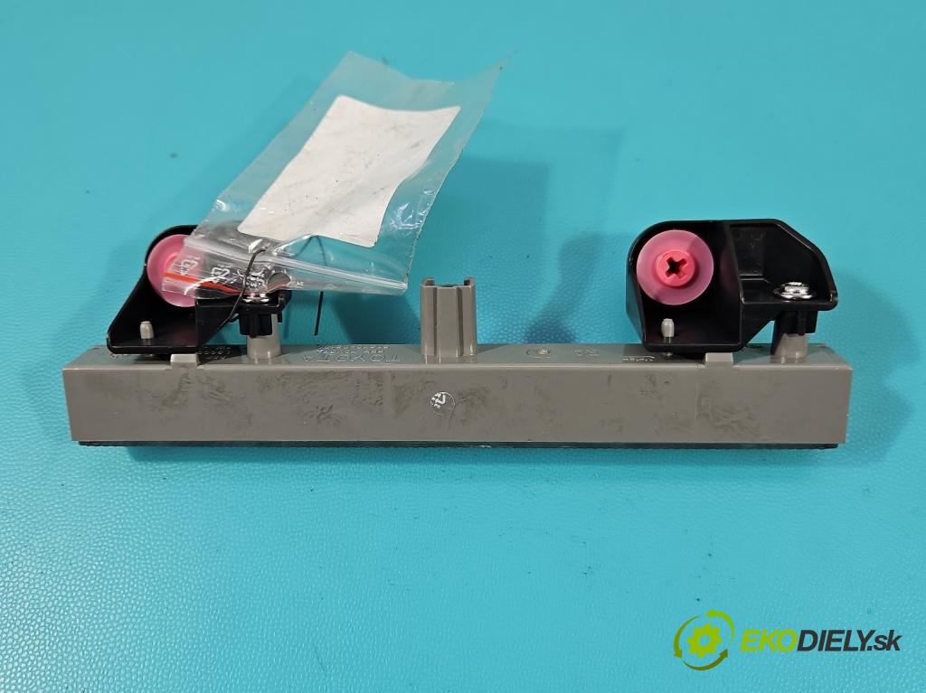 Toyota Auris II 2012-2018 1.6 16V 132  HP manual 97 kW 1598 cm3 5- světlo: stop: 81570-05100