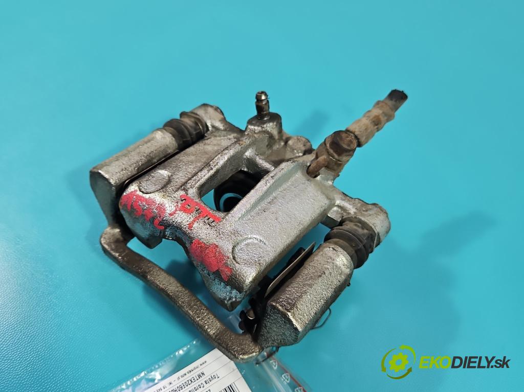 Toyota Corolla E12 2001-2009 2.0 D4D 90 HP manual 66 kW 1995 cm3 5- brzdič zadné pravý  (Kľučka dverí ostatné)