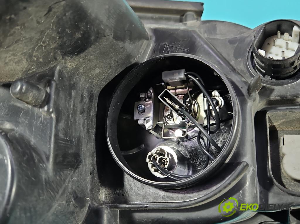 Alfa romeo 147 1.9 jtd 120 HP manual 88 kW 1910 cm3 3- Reflektor: pravý 89101233DX (Svetlo predné pravé)