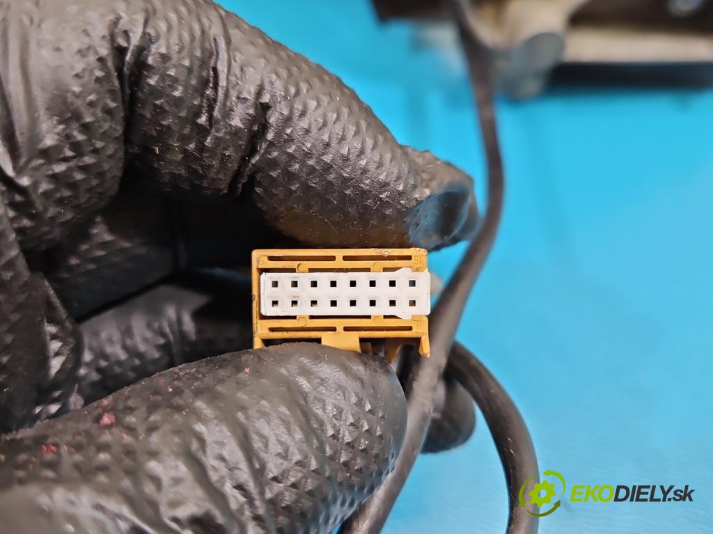 Audi A4 B7 2004-2008 3.0 tdi BKN: 204 hp automatic 150 kW 2967 cm3 5- zpětné zrcátko levé  (Klika dveří ostatní)