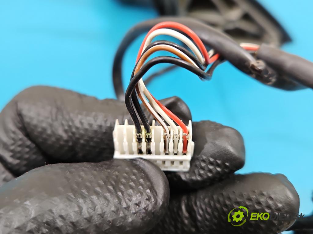 Audi A4 B7 2004-2008 3.0 tdi BKN: 204 hp automatic 150 kW 2967 cm3 5- zpětné zrcátko levé  (Klika dveří ostatní)