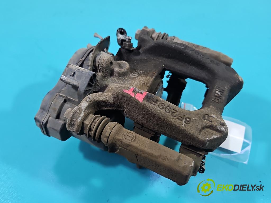 Bmw iX1 U11 0.0 elektrický: 272 HP automatic 200 kW 1 cm3 5- brzdič zadné pravý 6891066 (Kľučka dverí ostatné)