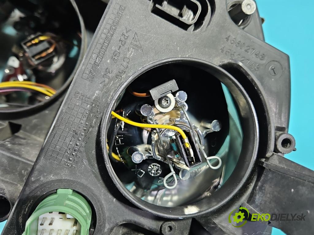 Alfa romeo Giulietta 1.6 jtd 105 HP manual 77 kW 1598 cm3 5- Reflektor: pravý  (Svetlo predné pravé)