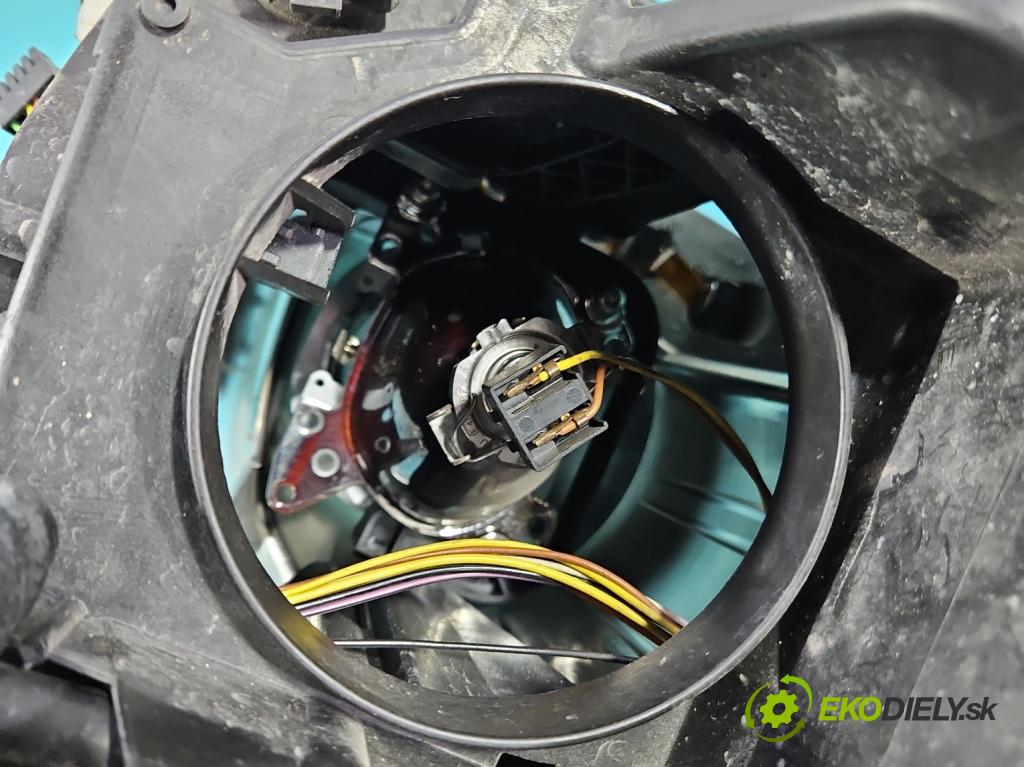 Alfa romeo Giulietta 1.6 jtd 105 HP manual 77 kW 1598 cm3 5- Reflektor: pravý  (Svetlo predné pravé)