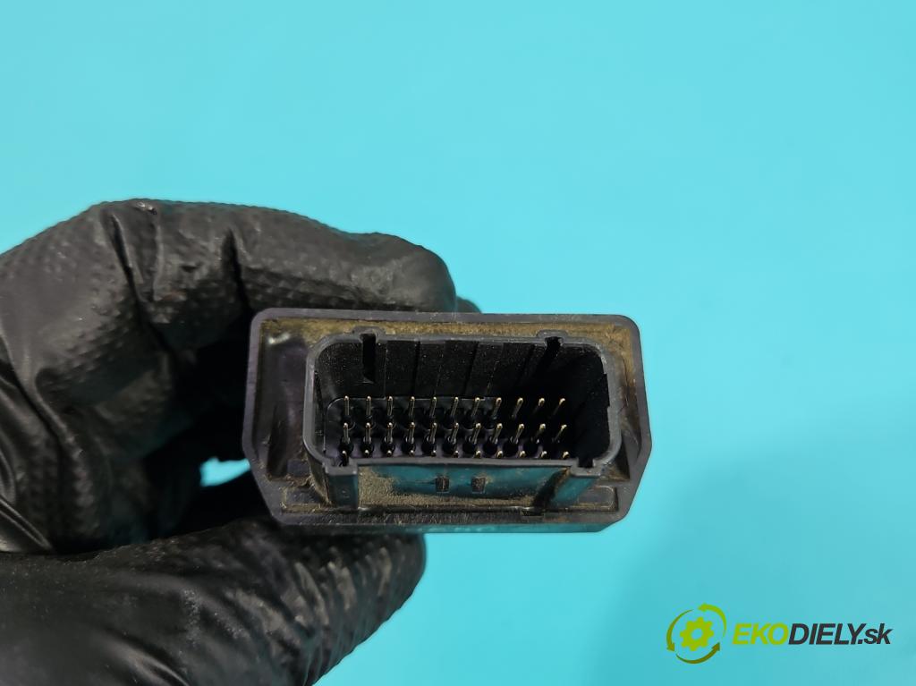 Motocykl HONDA CBR 125R 0.1b 14KM manual 10 kW 125 cm3 2- riadiaca jednotka ostatné 38770-KTY-D31