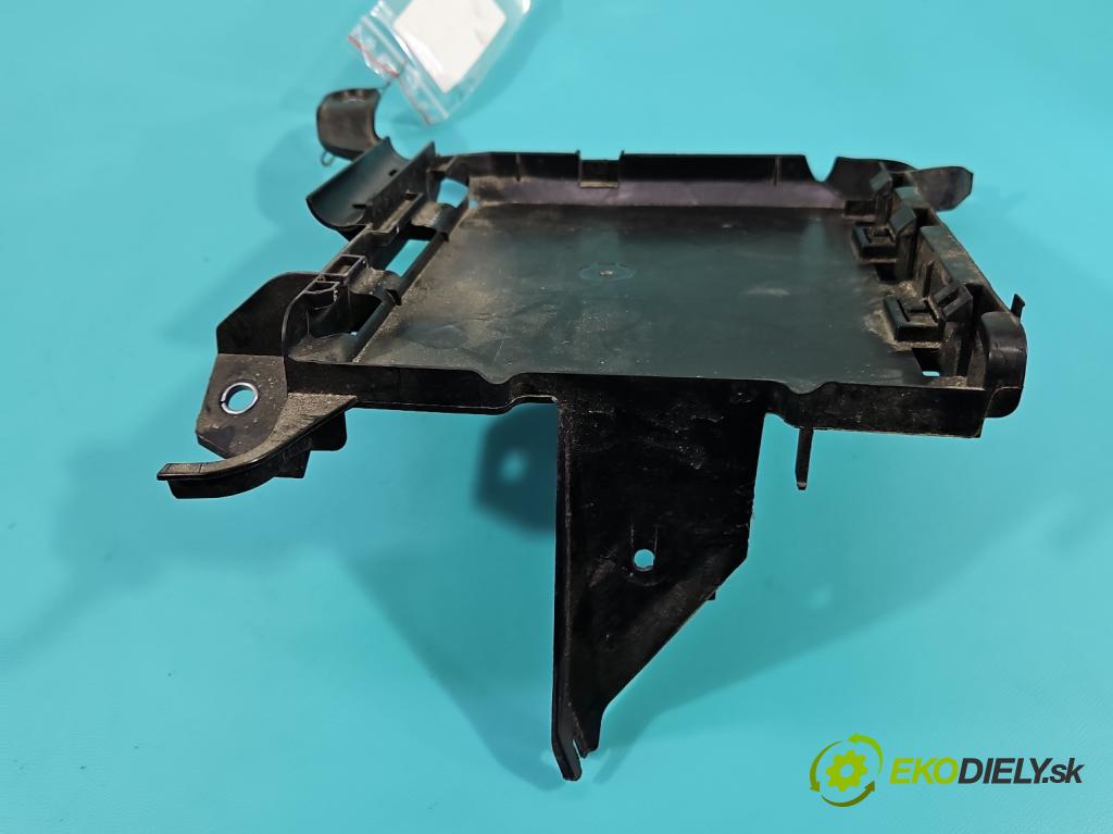 Audi A4 B9 2015-2024 2.0 TDI 190 HP automatic 140 kW 1968 cm3 5- Upevnenie: 8W0907647A