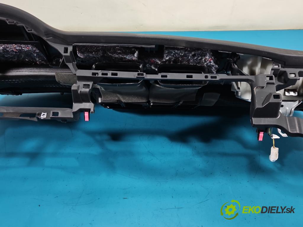 Toyota Auris II 2012-2018 1.6 16V 132  HP manual 97 kW 1598 cm3 5- kokpit,pristrojová doska rozdeľovacia