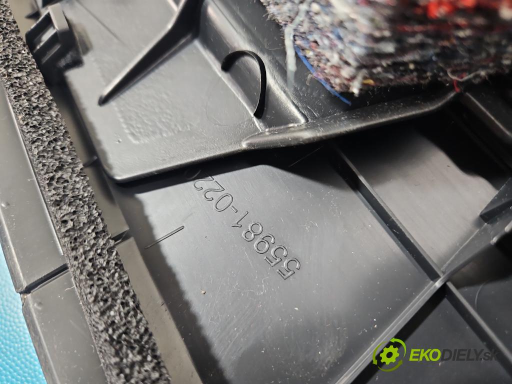 Toyota Auris II 2012-2018 1.6 16V 132  HP manual 97 kW 1598 cm3 5- kokpit,pristrojová doska rozdeľovacia