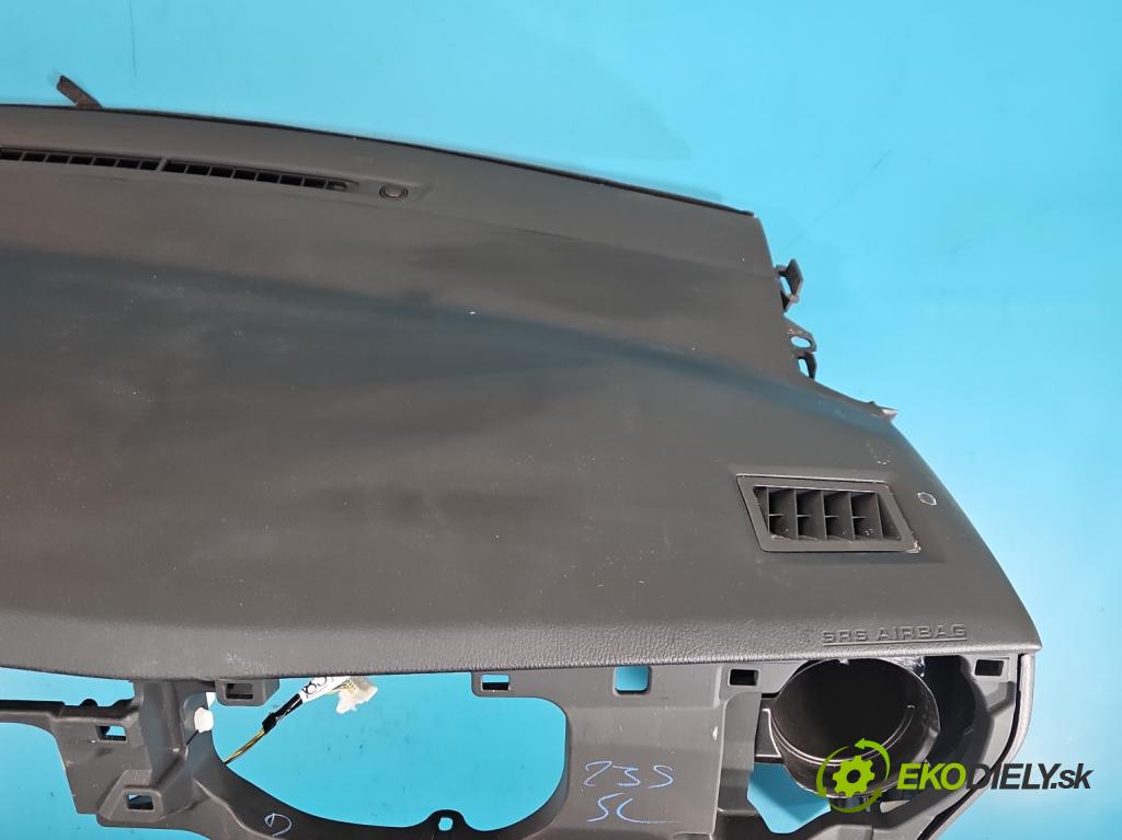 Toyota Auris II 2012-2018 1.6 16V 132  HP manual 97 kW 1598 cm3 5- kokpit,pristrojová doska rozdeľovacia