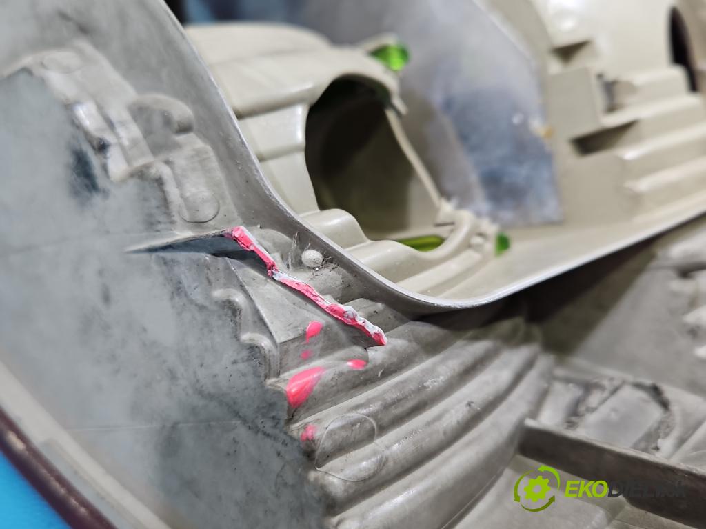 Audi A4 B7 2004-2008 3.0 tdi BKN: 204 HP automatic 150 kW 2967 cm3 5- svetlo / reflektor zadné ľavé  (Kľučka dverí ostatné)