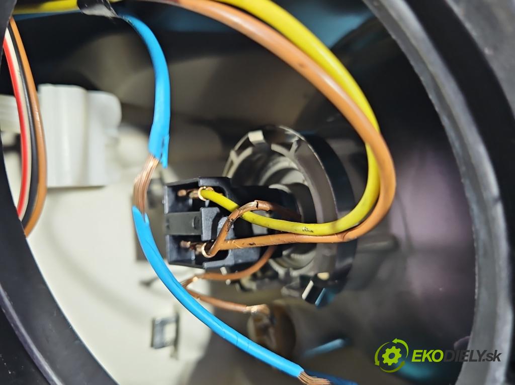 Audi A4 B7 2004-2008 3.0 tdi BKN: 204 HP automatic 150 kW 2967 cm3 5- Reflektor: pravý  (Svetlo predné pravé)