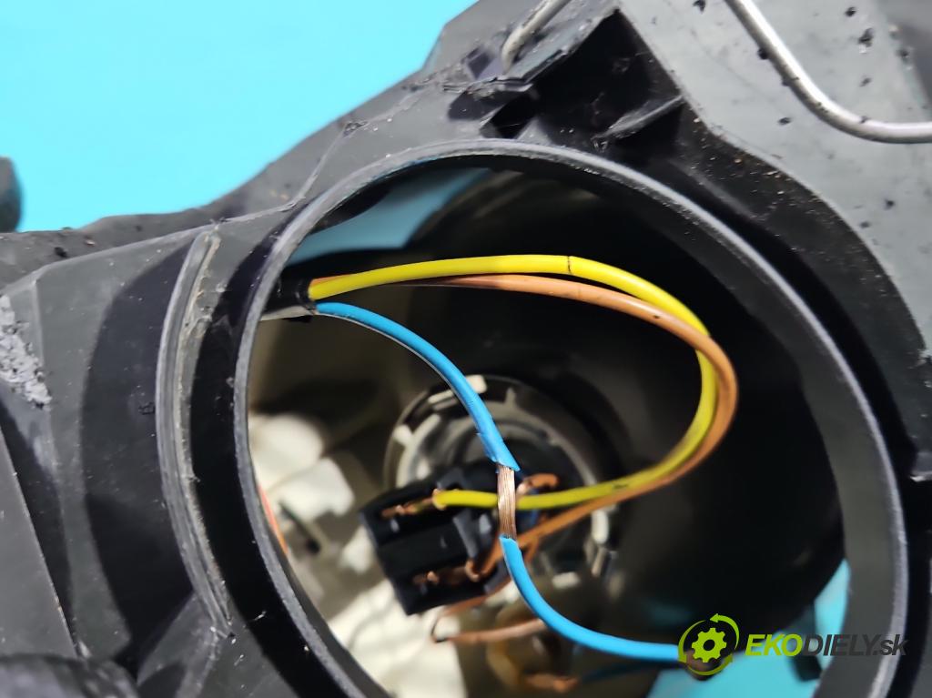 Audi A4 B7 2004-2008 3.0 tdi BKN: 204 HP automatic 150 kW 2967 cm3 5- Reflektor: pravý  (Svetlo predné pravé)