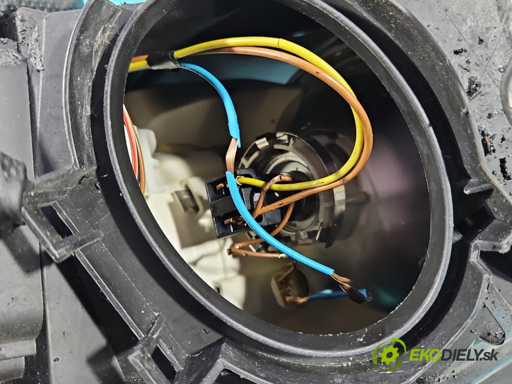 Audi A4 B7 2004-2008 3.0 tdi BKN: 204 HP automatic 150 kW 2967 cm3 5- Reflektor: pravý  (Svetlo predné pravé)