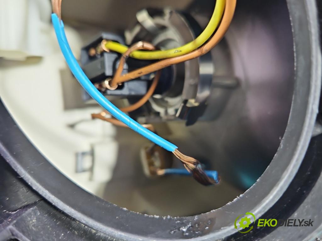 Audi A4 B7 2004-2008 3.0 tdi BKN: 204 HP automatic 150 kW 2967 cm3 5- Reflektor: pravý  (Svetlo predné pravé)