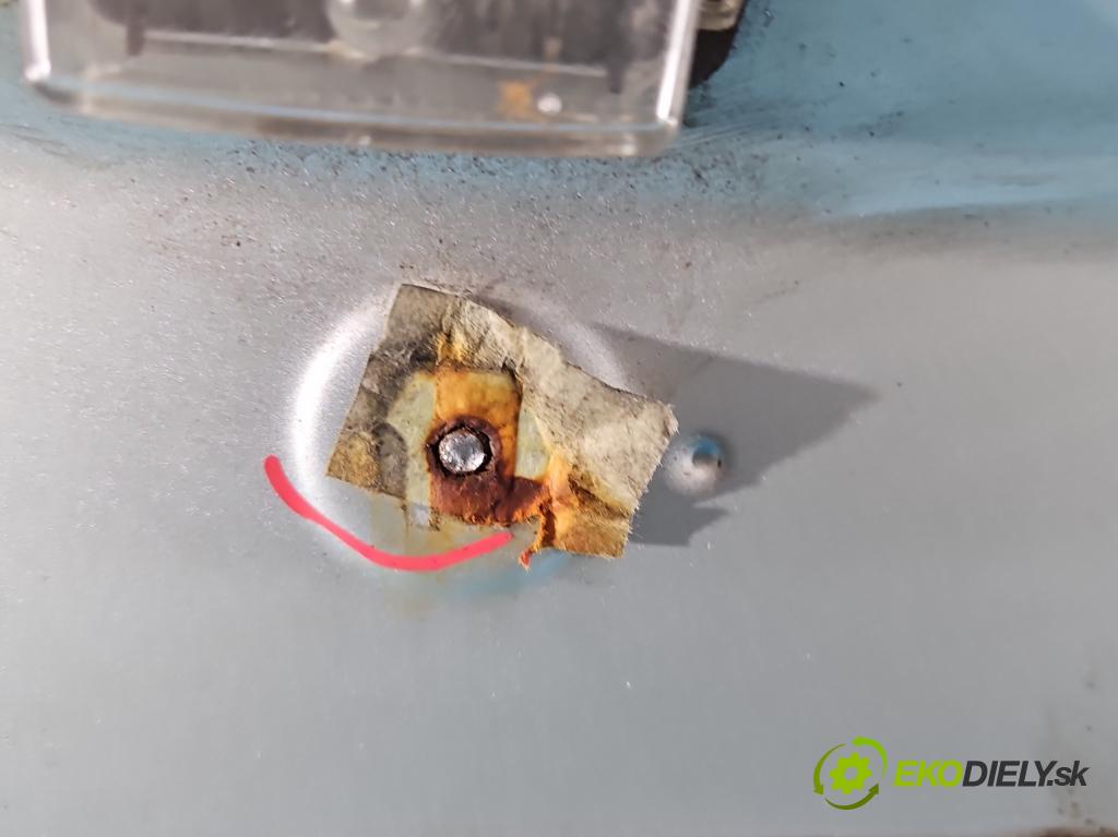 Toyota Auris II 2012-2018 1.6 16V 132  HP manual 97 kW 1598 cm3 5- zadna kufor  (Kapota zadná (kufor))