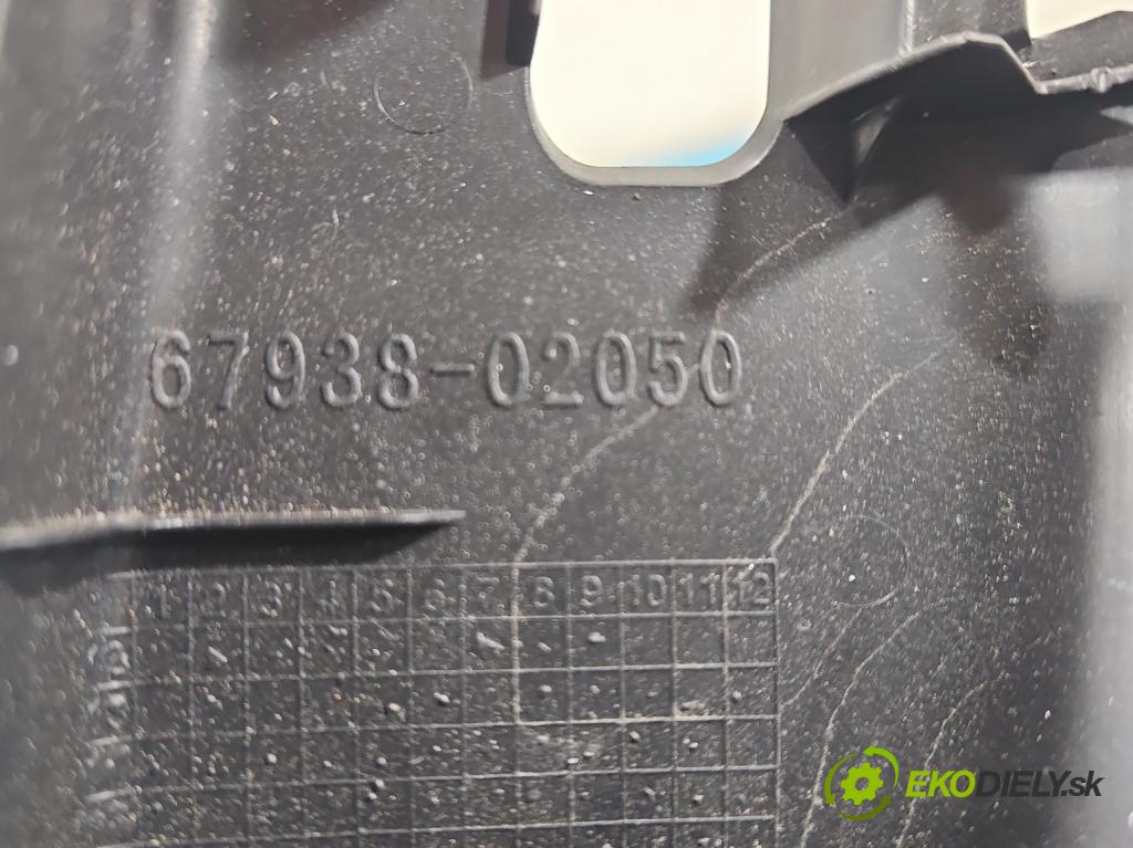 Toyota Auris II 2012-2018 1.6 16V 132  HP manual 97 kW 1598 cm3 5- Čalounictví: kufrové dvere 08824