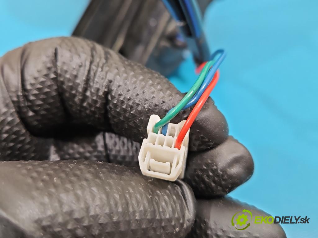 Nissan Juke I 2010-2019 1.5 dci K9K 110 HP manual 81 kW 1461 cm3 5- zrkadlo pravé  (Kľučka dverí ostatné)