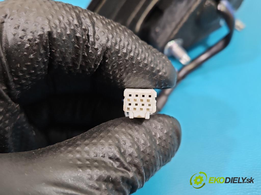 Nissan Juke I 2010-2019 1.5 dci K9K 110 HP manual 81 kW 1461 cm3 5- zrkadlo pravé  (Kľučka dverí ostatné)