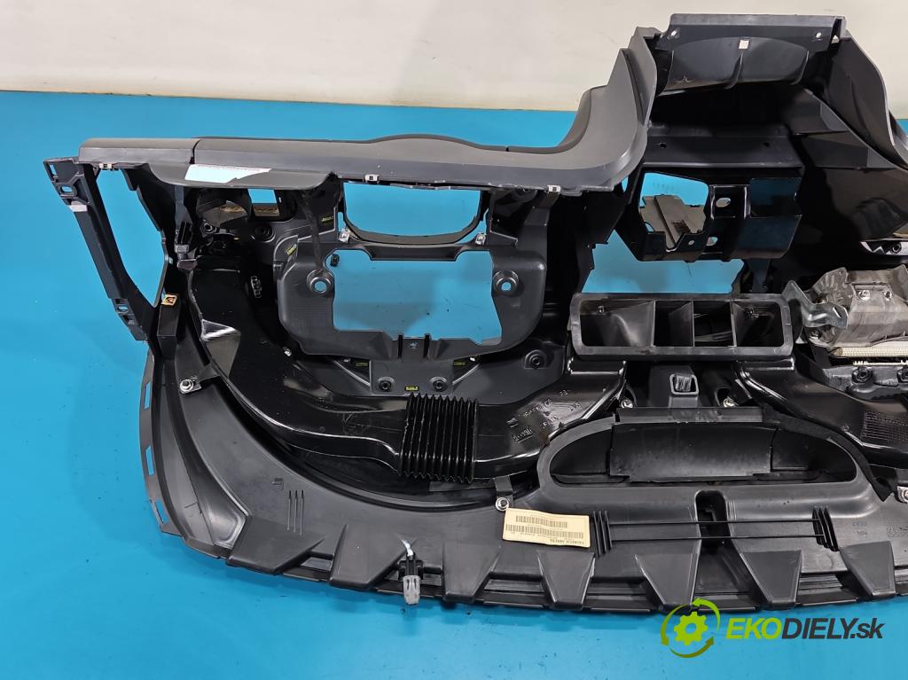 Seat Leon II 2005-2012 1.6 SR 102 HP manual 75 kW 1595 cm3 5- kokpit,pristrojová doska rozdeľovacia