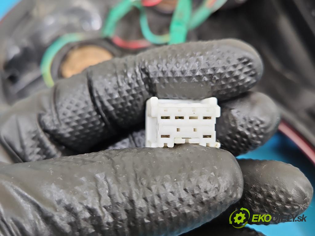 Nissan Juke I 2010-2019 1.5 dci K9K 110 HP manual 81 kW 1461 cm3 5- svetlo / reflektor zadné ľavé  (Kľučka dverí ostatné)