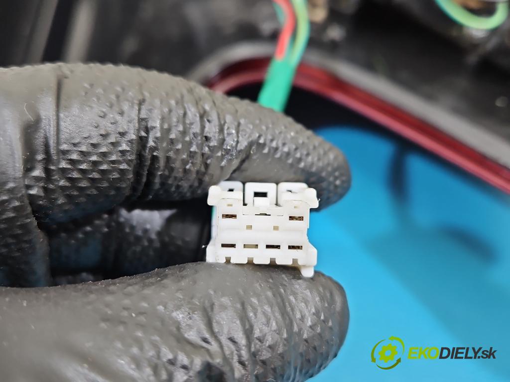 Nissan Juke I 2010-2019 1.5 dci K9K 110 HP manual 81 kW 1461 cm3 5- svetlo / reflektor zadné pravé  (Kľučka dverí ostatné)