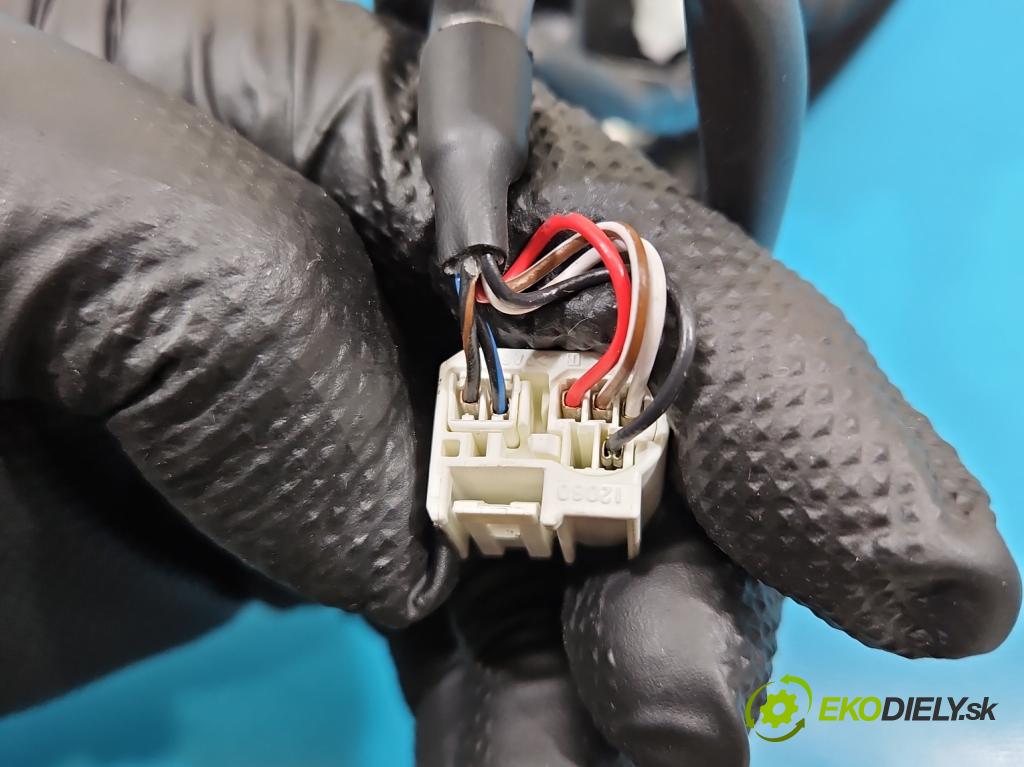 Toyota Corolla E21 2019- 1.5 12V 125 HP automatic 92 kW 1490 cm3 4- zrkadlo pravé  (Kľučka dverí ostatné)