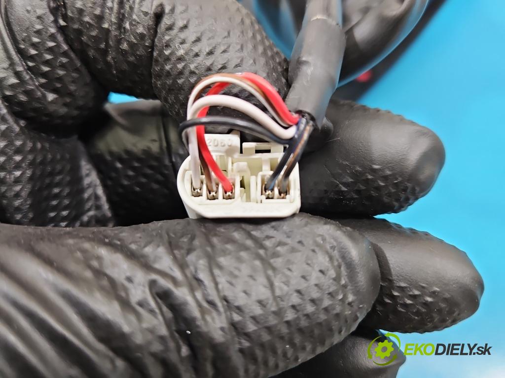 Toyota Corolla E21 2019- 1.5 12V 125 HP automatic 92 kW 1490 cm3 4- zrkadlo pravé  (Kľučka dverí ostatné)