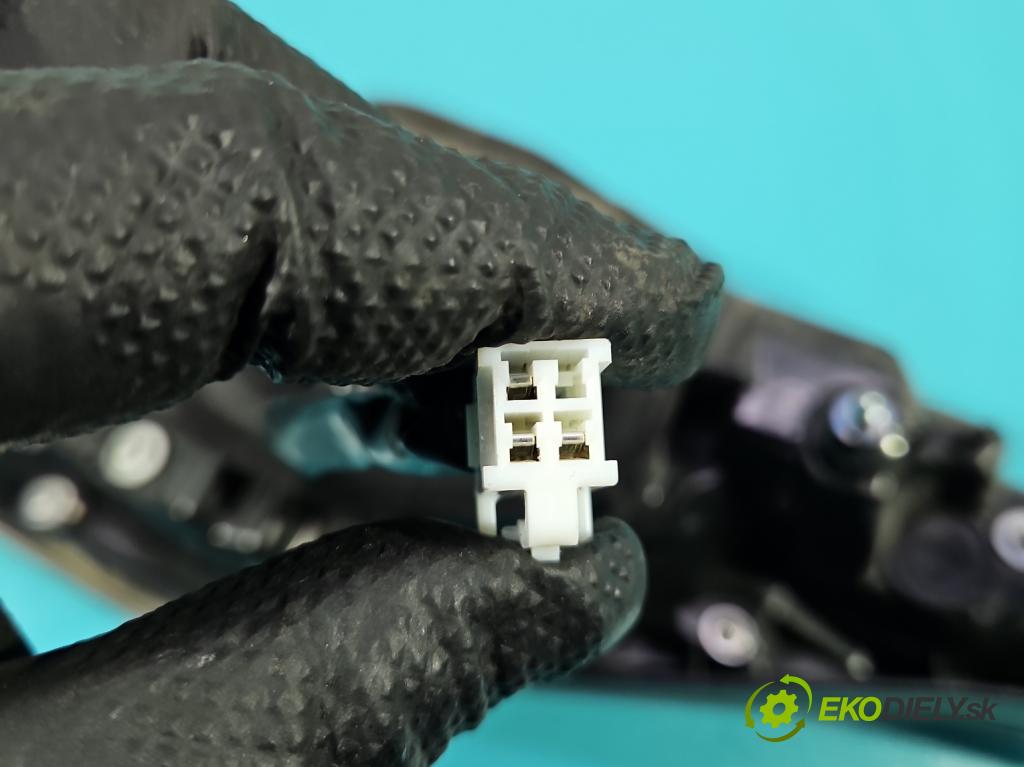 Toyota Corolla E21 2019- 1.5 12V 125 HP automatic 92 kW 1490 cm3 4- svetlo / reflektor zadné pravé 81580-02C31-00 (Kľučka dverí ostatné)