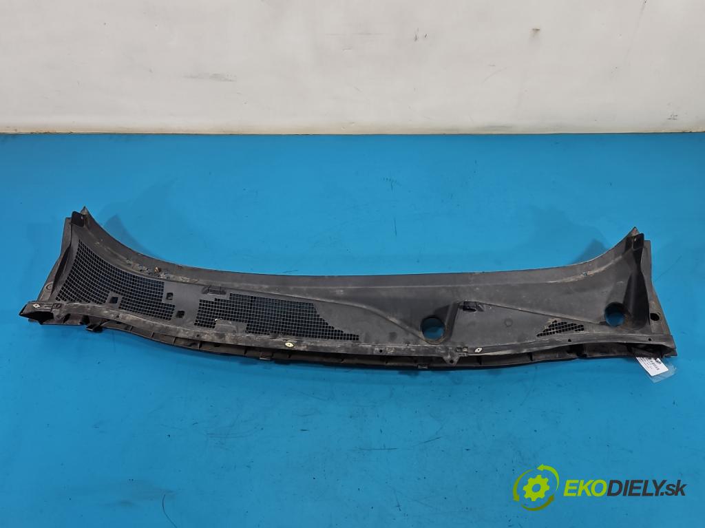 Nissan Juke I 2010-2019 1.5 dci K9K 110 hp manual 81 kW 1461 cm3 5- torpédo 66862 (Plast pod čelním sklem)