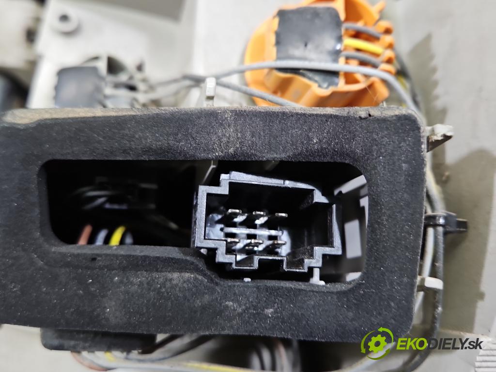 Skoda Octavia III 2013- 1.5 TSI 150 HP manual 110 kW 1498 cm3 5- svetlo / reflektor zadné ľavé 5E9945095A (Kľučka dverí ostatné)