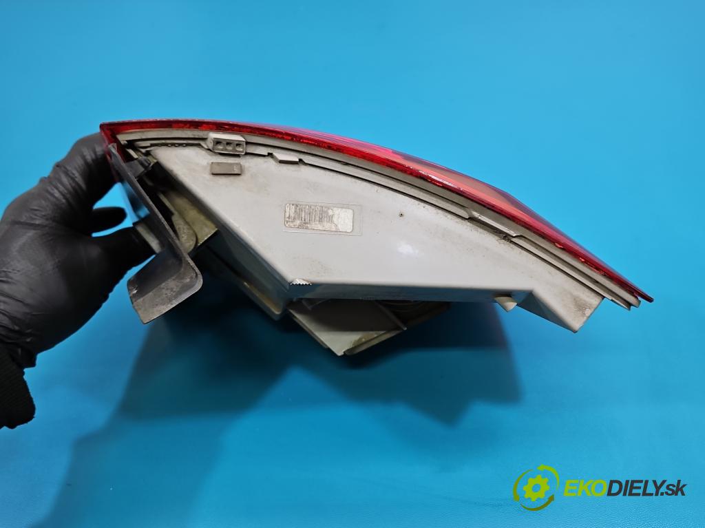 Skoda Octavia III 2013- 1.5 TSI 150 HP manual 110 kW 1498 cm3 5- svetlo / reflektor zadné ľavé 5E9945095A (Kľučka dverí ostatné)