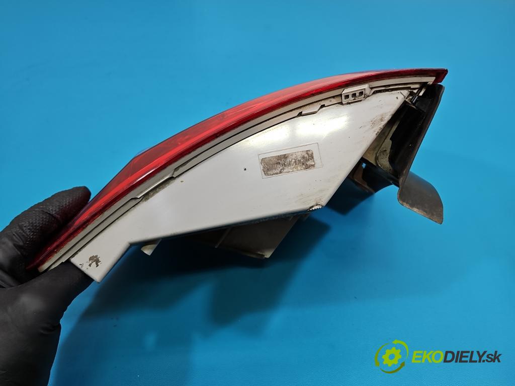 Skoda Octavia III 2013- 1.5 TSI 150 HP manual 110 kW 1498 cm3 5- svetlo / reflektor zadné pravé 5E9945096B (Kľučka dverí ostatné)