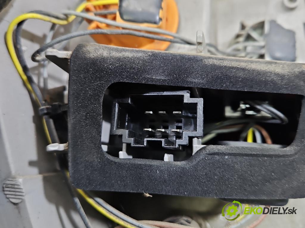 Skoda Octavia III 2013- 1.5 TSI 150 HP manual 110 kW 1498 cm3 5- svetlo / reflektor zadné pravé 5E9945096B (Kľučka dverí ostatné)