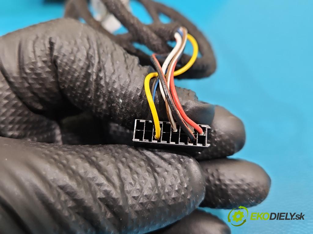 Skoda Octavia III 2013- 1.5 TSI 150 HP manual 110 kW 1498 cm3 5- zrkadlo ľavé 5E085753 (Kľučka dverí ostatné)