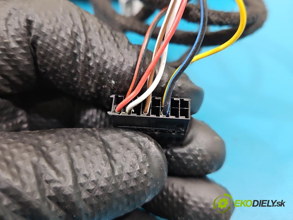 Skoda Octavia III 2013- 1.5 TSI 150 HP manual 110 kW 1498 cm3 5- zrkadlo ľavé 5E085753 (Kľučka dverí ostatné)