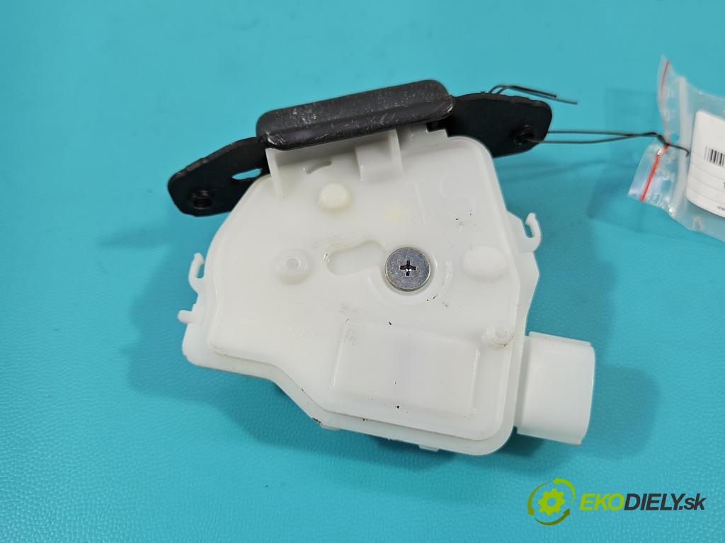 Toyota Auris II 2012-2018 1.6 16V 132  HP manual 97 kW 1598 cm3 5- zámok kufrové dvere zadné