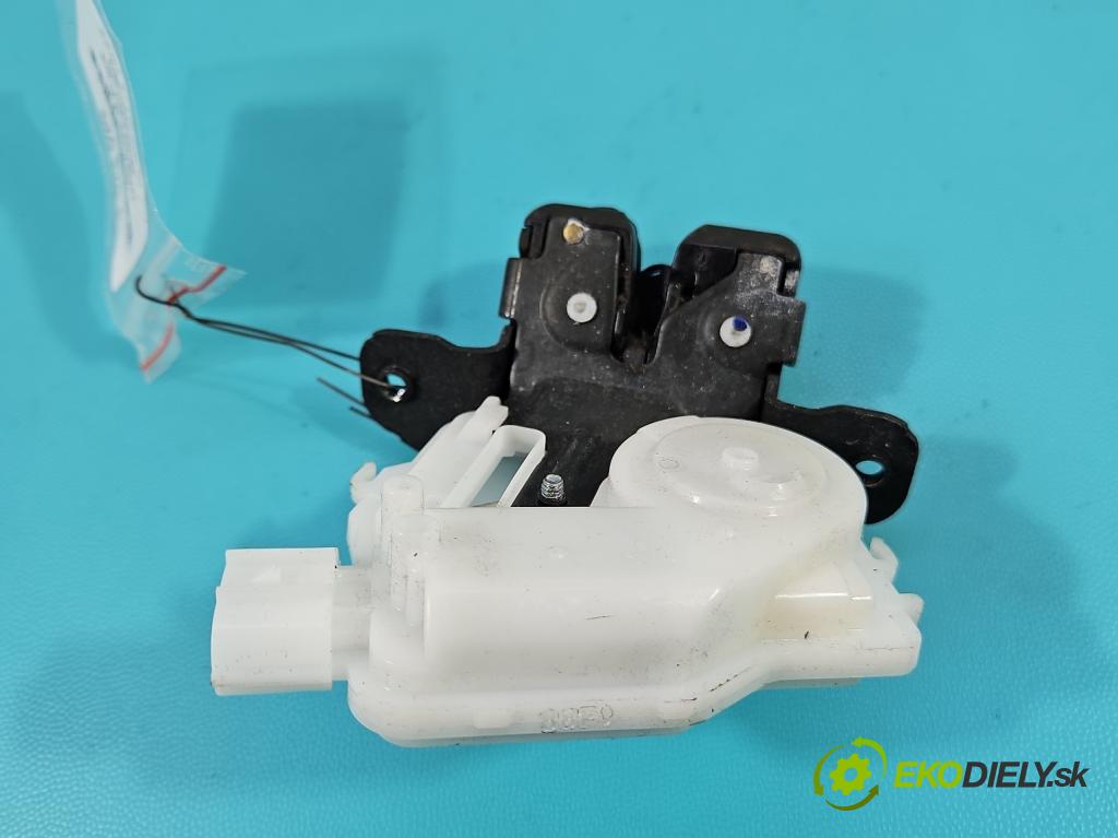 Toyota Auris II 2012-2018 1.6 16V 132  HP manual 97 kW 1598 cm3 5- zámok kufrové dvere zadné