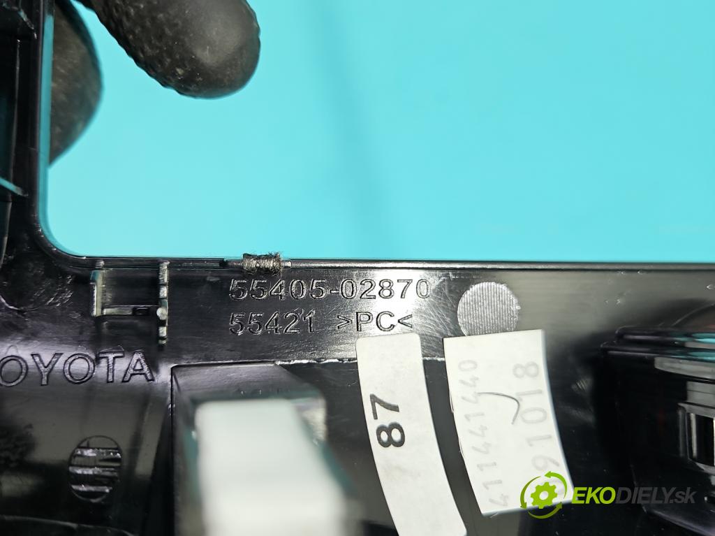 Toyota Auris II 2012-2018 1.6 16V 132  HP manual 97 kW 1598 cm3 5- Rám: rádio: 55405-02870