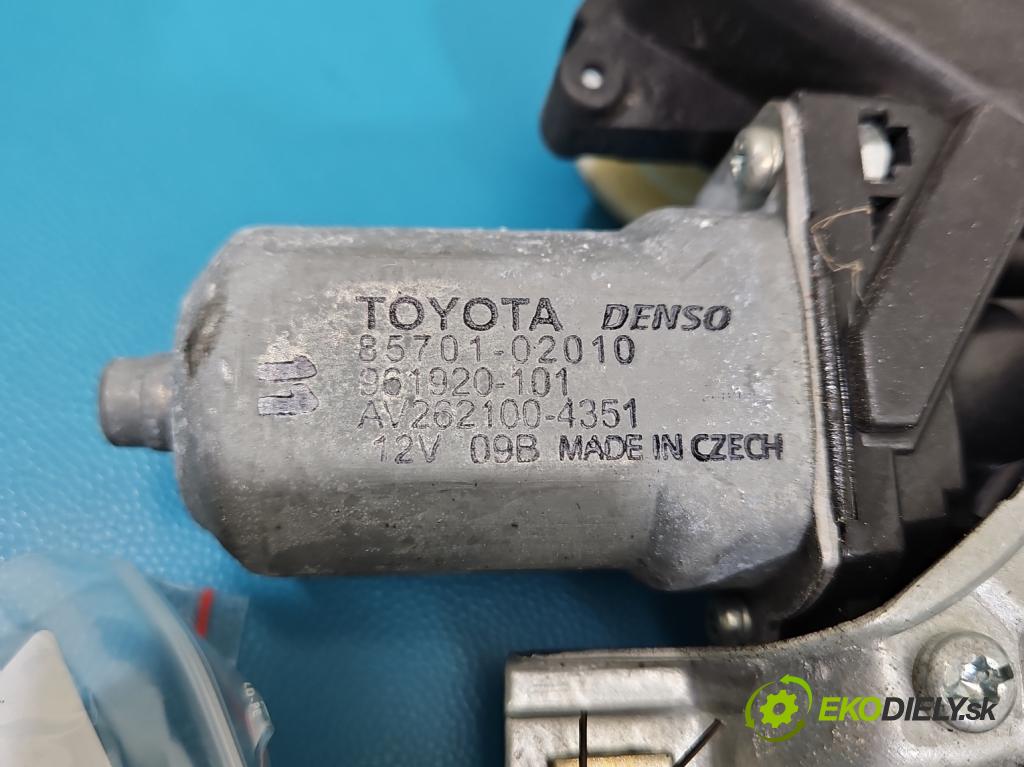 Toyota Auris II 2012-2018 1.6 16V 132  HP manual 97 kW 1598 cm3 5- mechanizmus okna predné pravý 85701-02010