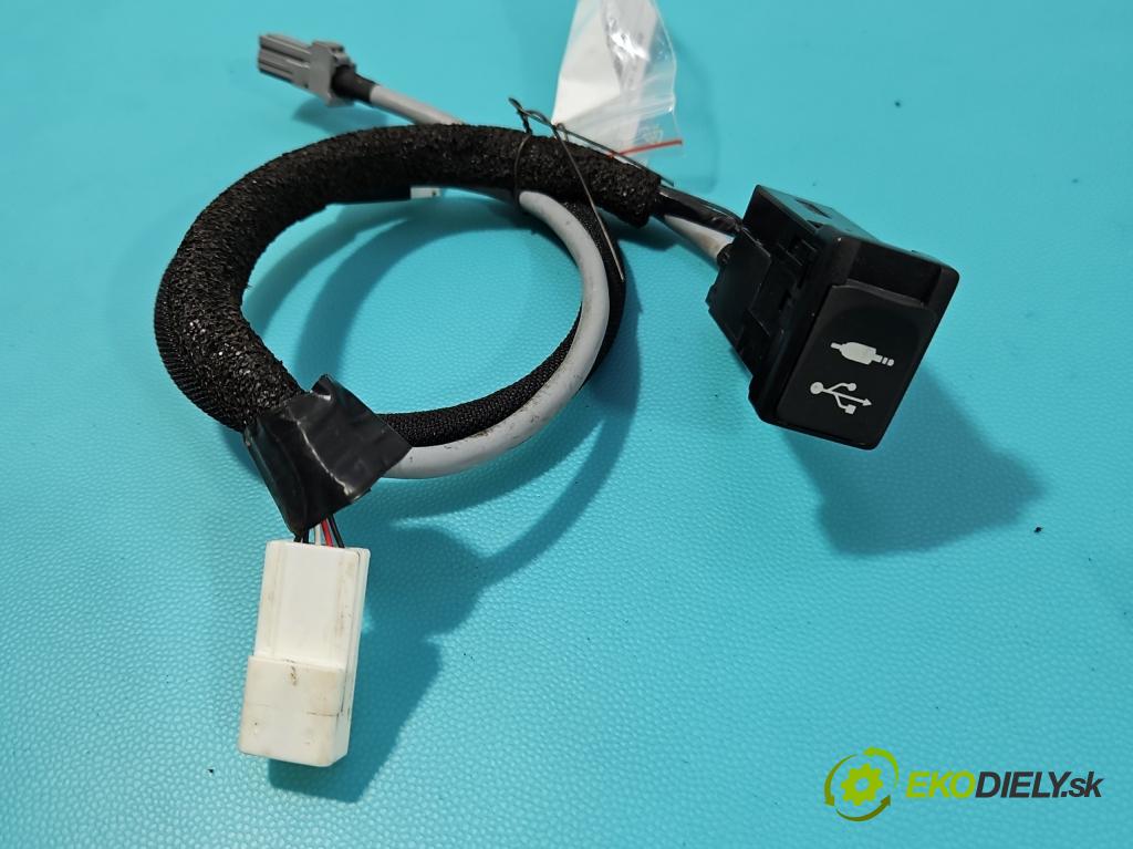 Toyota Auris II 2012-2018 1.6 16V 132  HP manual 97 kW 1598 cm3 5- zásuvka USB 86190-0D030