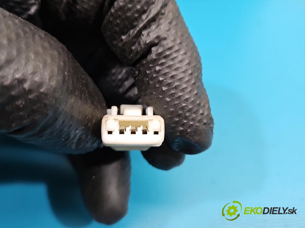 Toyota Avensis I T22 1997-2003 2.0 vvti 150 HP manual 110 kW 1998 cm3 4- zrkadlo pravé  (Kľučka dverí ostatné)