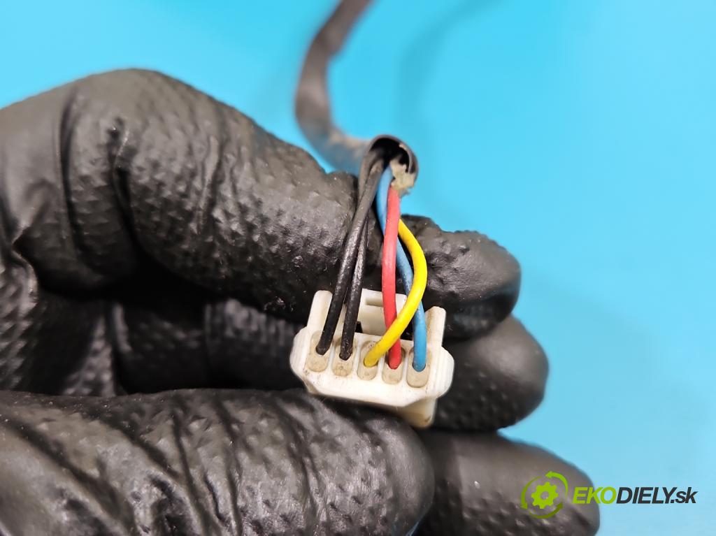 Toyota Avensis I T22 1997-2003 2.0 vvti 150 HP manual 110 kW 1998 cm3 4- zrkadlo pravé  (Kľučka dverí ostatné)