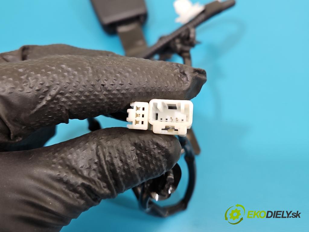 Toyota Auris II 2012-2018 1.6 16V 132 hp manual 97 kW 1598 cm3 5- stěna bezpečnost přední pravý 7P3170-P