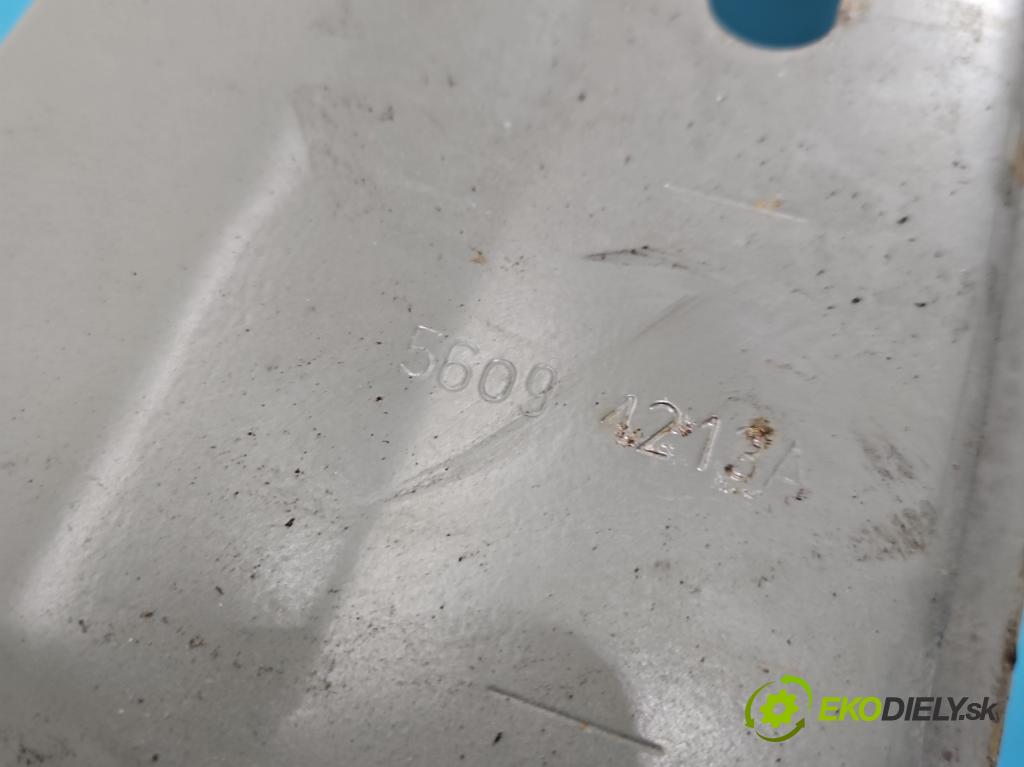 Toyota Auris II 2012-2018 1.6 16V 132  HP manual 97 kW 1598 cm3 5- výstuha nárazník zadné