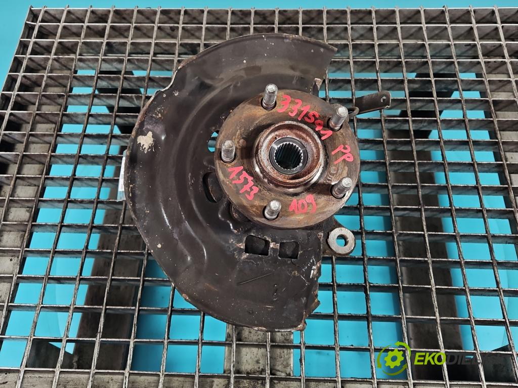 Toyota Auris II 2012-2018 1.6 16V 132 hp manual 97 kW 1598 cm3 5- náboj pravé  (Náboj kola)