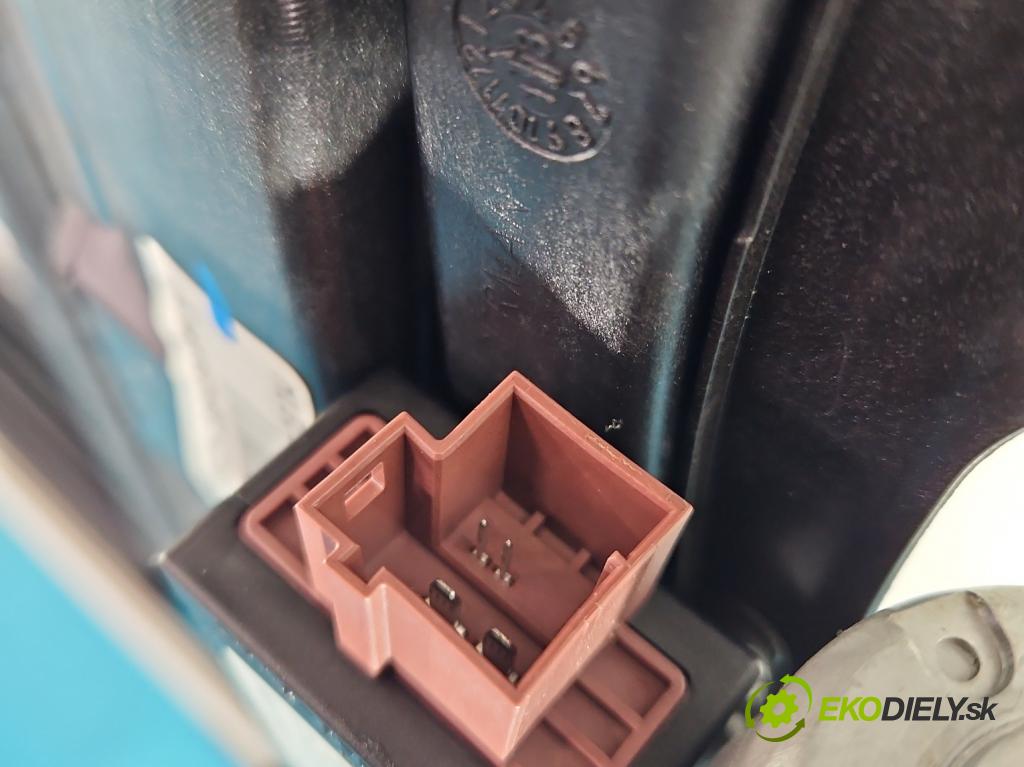 Mercedes GL II X166 2012-2015 4.7 V8 278928 340KM: automatic 250 kW 4663 cm3 5- Střešní okno: A1667801429 (Sklo karosérie)